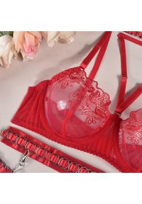 Intica - Zestaw bielizny z haftem i łańcuszkami na specjalne okazje August. Kolor: czerwony. Materiał: materiał. Wzór: haft #3