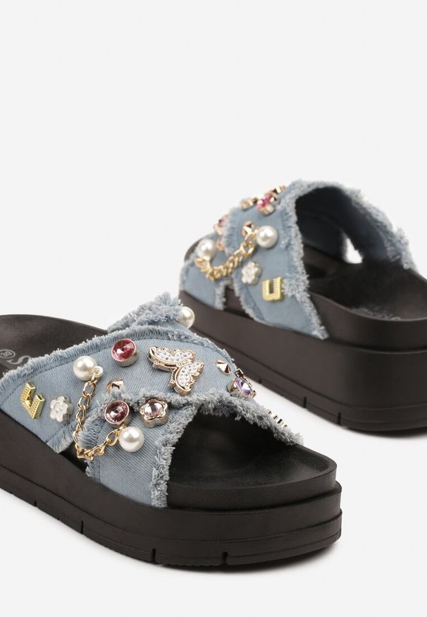 Born2be - Niebieskie Klapki z Jeansowymi Paskami i Biżuteryjnymi Zdobieniami Finastra. Okazja: na co dzień. Kolor: niebieski. Materiał: jeans. Wzór: aplikacja. Obcas: na platformie. Styl: elegancki, casual