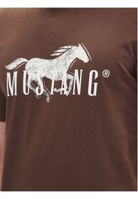 Mustang T-Shirt Austin 1016279 Brązowy Regular Fit. Kolor: brązowy. Materiał: bawełna