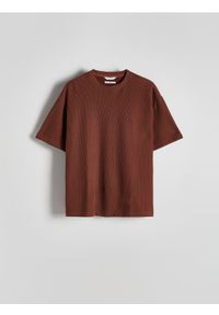 Reserved - T-shirt boxy w prążek - brązowy. Kolor: brązowy. Materiał: bawełna, dzianina. Wzór: prążki