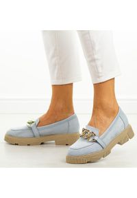 DEONI - Niebieskie zamszowe Polskie mokasyny damskie, loafersy ze złotym łańcu. Kolor: niebieski. Materiał: zamsz. Obcas: na obcasie. Wysokość obcasa: średni