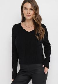 Born2be - Czarny Sweter z Ozdobnym Splotem i Trójkątnym Dekoltem Barbisae. Kolor: czarny. Wzór: ze splotem. Sezon: jesień, zima #5