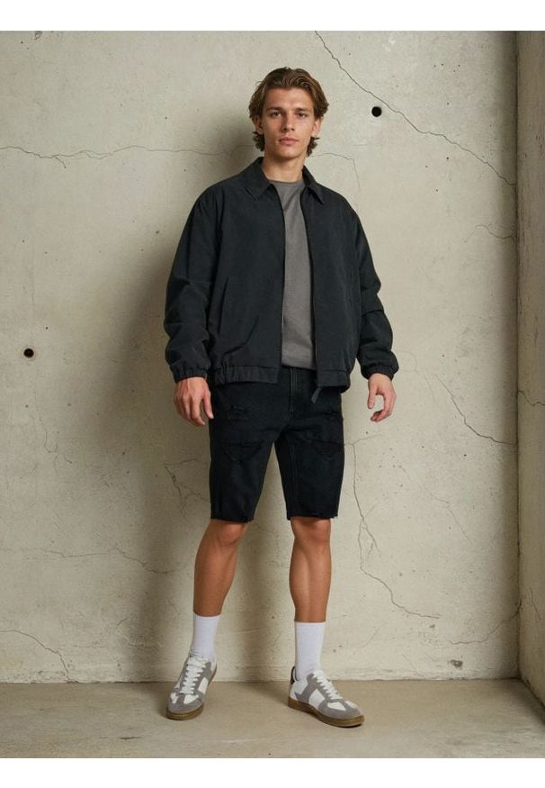 Sinsay - Szorty jeansowe z ozdobnymi rozcięciami - czarny. Kolor: czarny. Materiał: jeans