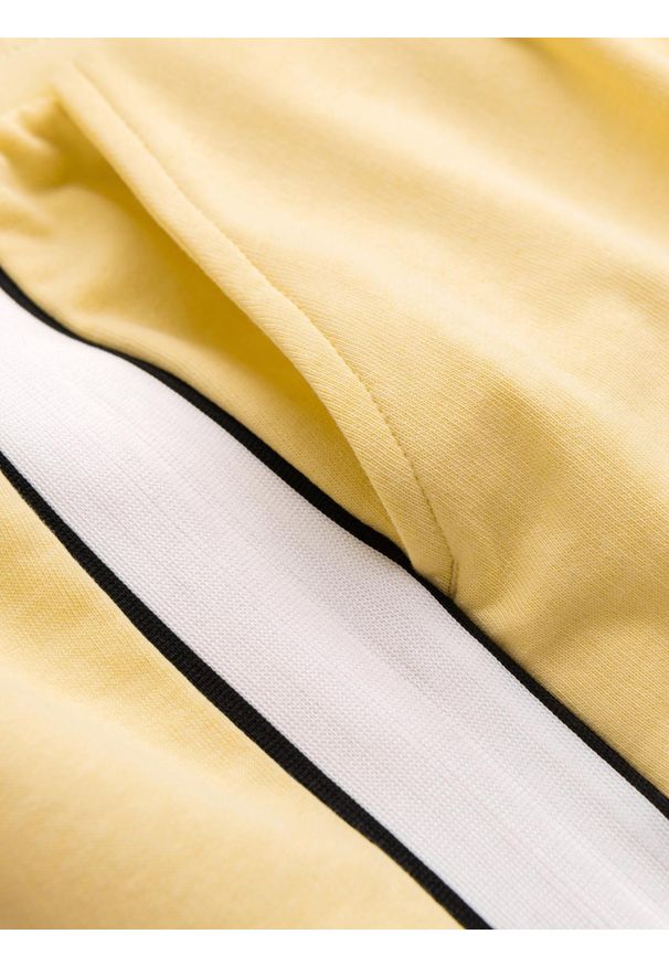 Ombre Clothing - Szorty męskie dresowe z lampasem - żółte V1. Kolor: żółty. Materiał: dresówka. Wzór: ze splotem