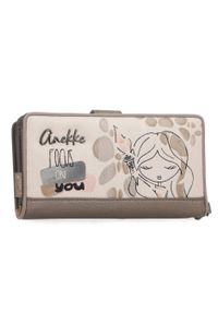 Portfel damski Anekke, z efektownym nadrukiem i metalowym logo zamykany na klapę wyposażony w przegrody na banknoty kieszeń na monety oraz liczne mie. Kolor: beżowy. Wzór: nadruk #1