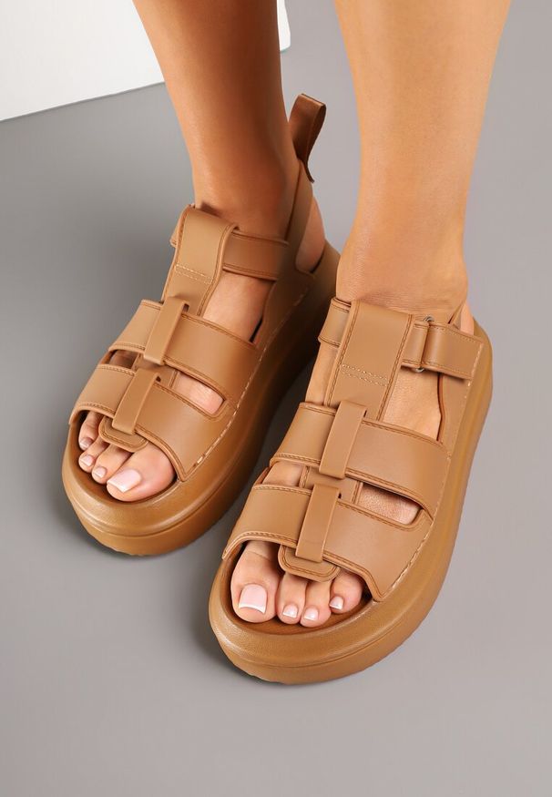 Born2be - Brązowe Sandały Gladiatorki Zapinane na Rzep Falarosea. Okazja: na co dzień. Zapięcie: rzepy. Kolor: brązowy. Sezon: lato. Styl: elegancki, casual