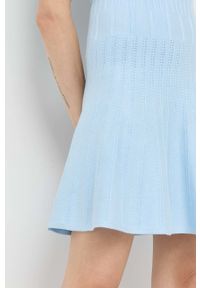Guess sukienka kolor niebieski mini rozkloszowana. Kolor: niebieski. Materiał: materiał, dzianina, wiskoza. Długość rękawa: krótki rękaw. Wzór: gładki. Typ sukienki: rozkloszowane. Długość: mini #4