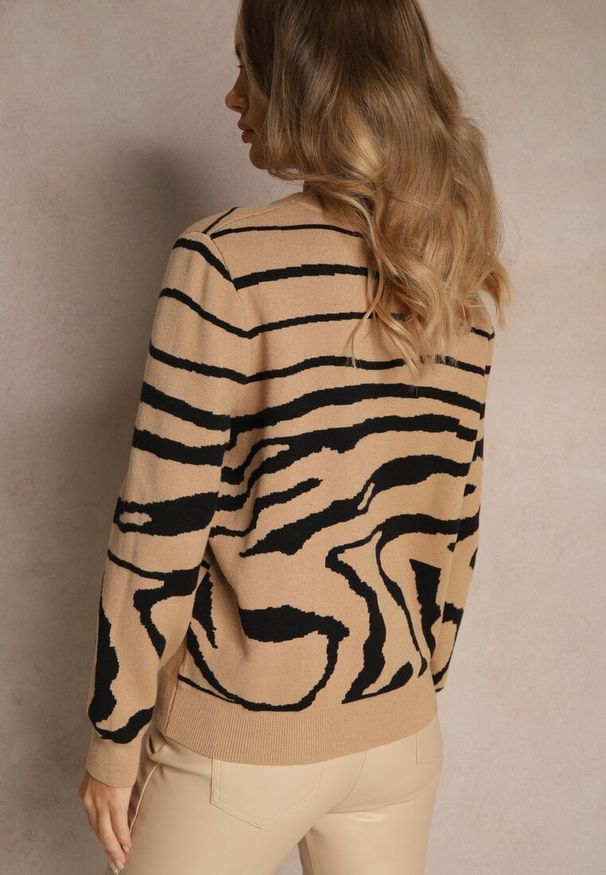 Renee - Ciemnobeżowy Klasyczny Sweter w Zebrę Unarella. Okazja: na co dzień. Kolor: beżowy. Wzór: motyw zwierzęcy. Styl: klasyczny