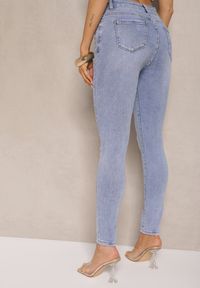 Renee - Jasnoniebieskie Jeansy z Bawełny Typu Skinny High Waist Ozdobione Przetarciami Nelliova. Okazja: na co dzień. Stan: podwyższony. Kolor: niebieski. Wzór: aplikacja. Styl: casual #4