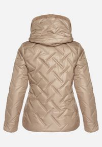 Born2be - Beżowa Pikowana Kurtka o Prostym Kroju z Kapturem Avilerie. Okazja: na co dzień. Typ kołnierza: kaptur. Kolekcja: plus size. Kolor: beżowy. Materiał: jeans. Styl: elegancki, casual #2