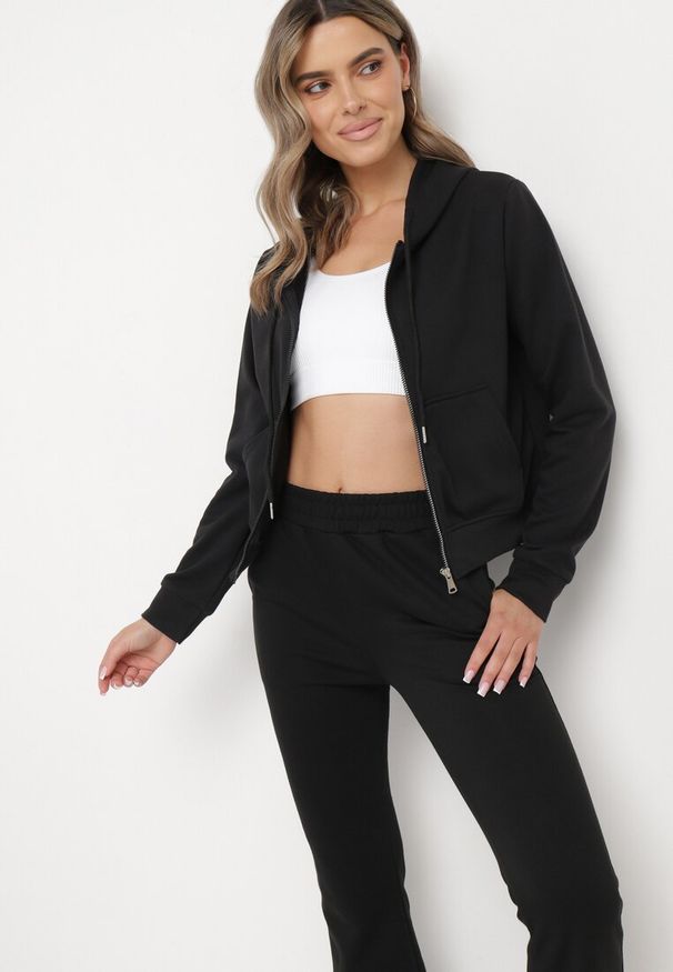 Born2be - Czarny Bawełniany Komplet Dresowy Bluza z Kapturem i Spodnie Dzwony Nanre. Kolor: czarny. Materiał: dresówka, bawełna. Wzór: aplikacja