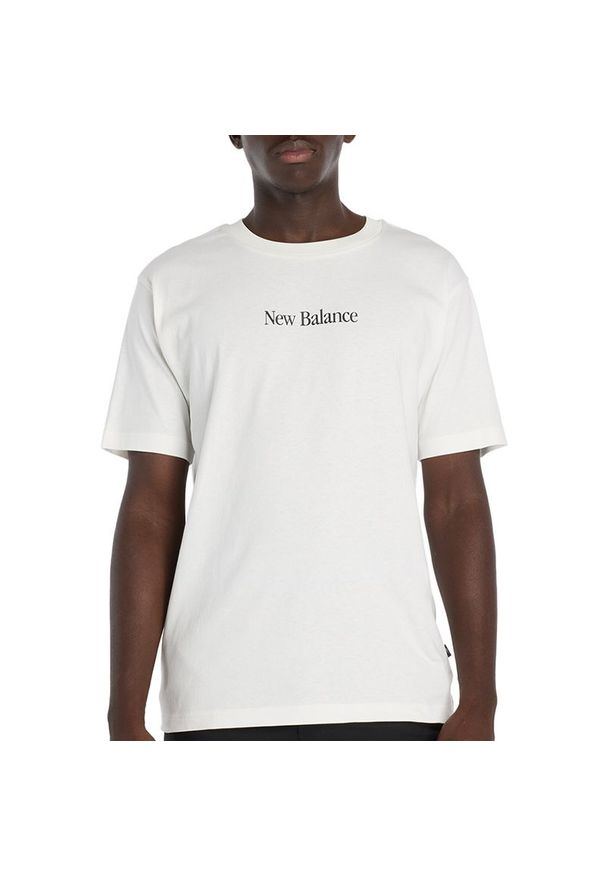 Koszulka męska New Balance N Collage MT6161TQSST - biała. Kolor: biały. Materiał: bawełna. Długość rękawa: krótki rękaw. Długość: krótkie. Wzór: aplikacja, kolorowy