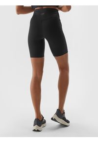 4f - 4F Legginsy krótkie treningowe damskie - czarne XS. Stan: podwyższony. Kolor: czarny. Materiał: dzianina, włókno, syntetyk, materiał, elastan. Długość: krótkie. Wzór: gładki, ze splotem, jednolity. Sport: fitness
