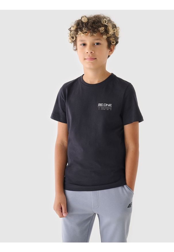 4f - 4F T-shirt z nadrukiem chłopięcy - czarny 128 (7-8 lat). Okazja: na co dzień. Kolor: czarny. Materiał: bawełna, jersey, dzianina. Długość rękawa: krótki rękaw. Długość: krótkie. Wzór: nadruk. Sezon: lato. Styl: sportowy, klasyczny, casual