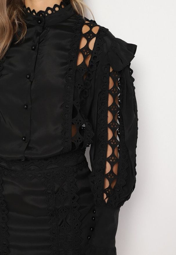 Born2be - Czarny Ażurowy Komplet z Dodatkiem Bawełny Koszula z Perełkowymi Guzikami i Spódnica Leniyana. Kolor: czarny. Materiał: bawełna. Wzór: ażurowy