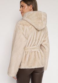 Born2be - Beżowa Kurtka Futerko z Kapturem i Wiązanym Paskiem Zetara. Okazja: na co dzień, na spacer. Typ kołnierza: kaptur. Kolor: beżowy. Materiał: futro. Styl: klasyczny, casual #6