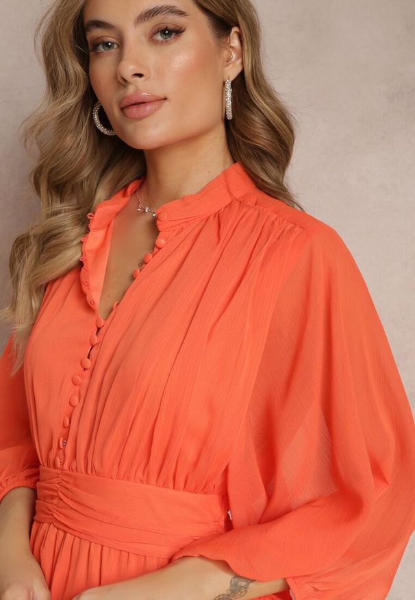 Renee - Pomarańczowa Sukienka Mini z Ozdobnymi Guzikami i Rękawem 3/4 Parissa. Okazja: na co dzień. Kolor: pomarańczowy. Materiał: materiał. Styl: casual. Długość: mini