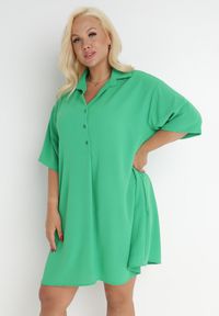 Born2be - Zielona Sukienka Kaseia. Okazja: na co dzień. Kolekcja: plus size. Kolor: zielony. Materiał: tkanina. Typ sukienki: dla puszystych, koszulowe, oversize. Styl: casual. Długość: mini #1