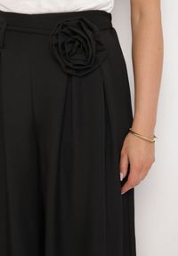 Born2be - Czarne Spodnie Typu Palazzo z Kwiatową Broszką Lirisse. Kolor: czarny. Wzór: kwiaty. Styl: elegancki #4
