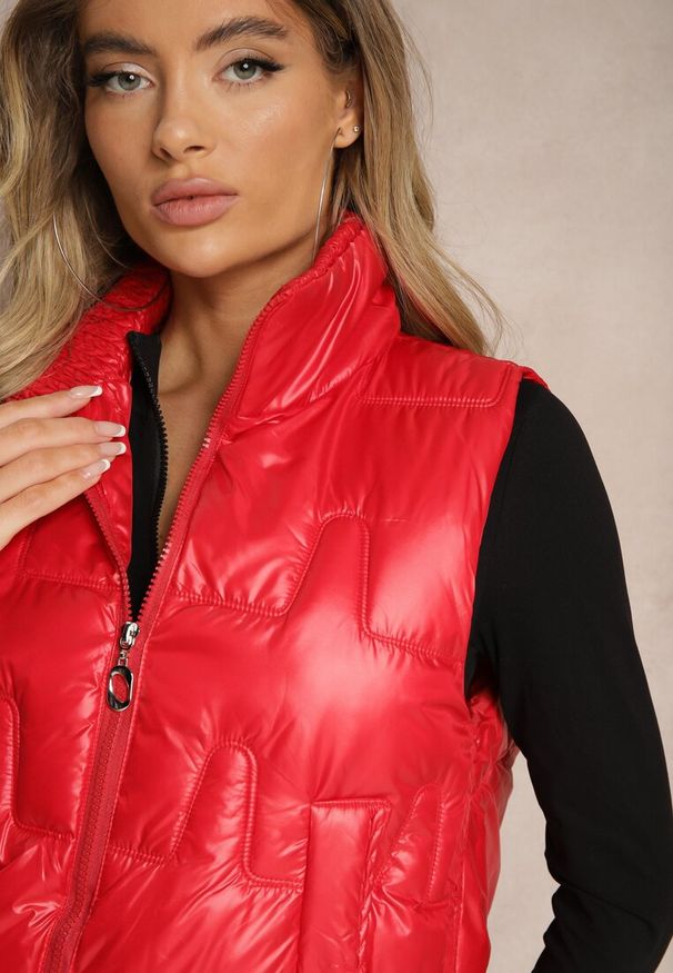 Renee - Czerwona Kamizelka Pikowana Ozdobiona Troczkami i Stójką Terinora. Okazja: na co dzień. Typ kołnierza: kołnierzyk stójkowy. Kolor: czerwony. Materiał: jeans. Wzór: aplikacja. Styl: casual, elegancki