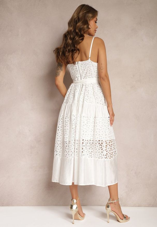 Renee - Biała Ażurowa Sukienka o Rozkloszowanym Kroju na Ramiączkach z Materiałowym Paskiem Residia. Okazja: na co dzień. Typ kołnierza: dekolt w kształcie V. Kolor: biały. Materiał: materiał. Długość rękawa: na ramiączkach. Wzór: ażurowy. Typ sukienki: rozkloszowane, proste. Styl: casual