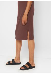 bonprix - Sukienka z dżerseju z rozcięciem. Kolor: brązowy. Materiał: jersey. Długość: midi