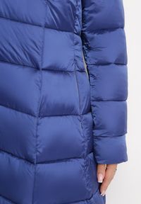 Born2be - Niebieska Długa Pikowana Kurtka Płaszcz z Kapturem i Ozdobnymi Suwakami Vlemika. Typ kołnierza: kaptur. Kolor: niebieski. Długość: długie #5