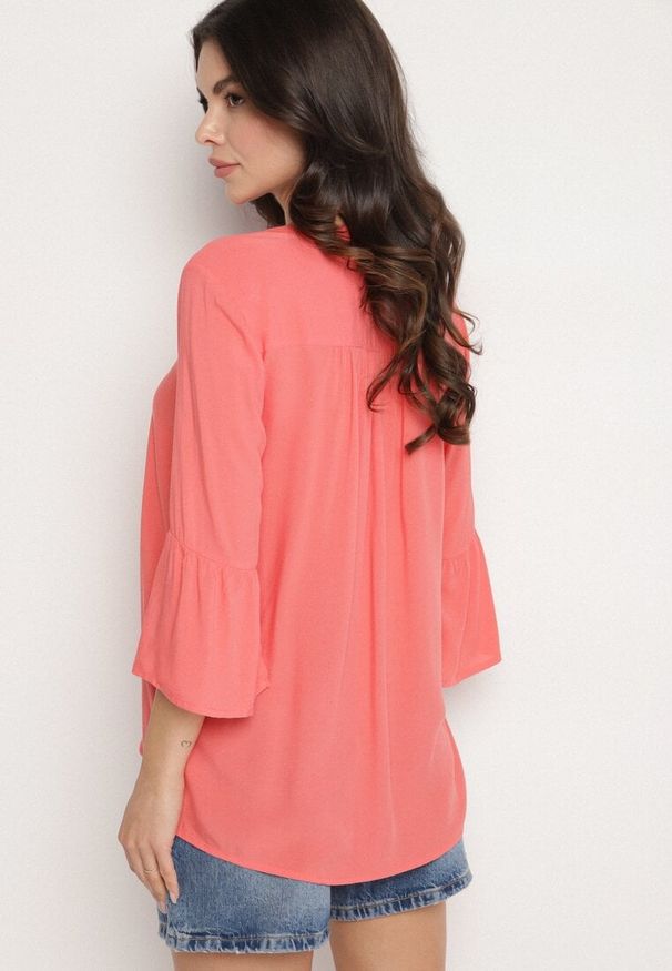 Born2be - Różowa Wiskozowa Bluzka z Falbankami przy Rękawach Tialavelle. Okazja: na co dzień. Typ kołnierza: kołnierz z falbankami. Kolor: różowy. Materiał: wiskoza. Styl: casual