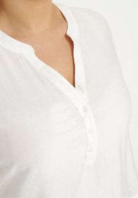 Born2be - Biała Wiskozowa Koszula z Podwijanymi Rękawami Edialira. Okazja: na co dzień, na spotkanie biznesowe. Typ kołnierza: kołnierzyk klasyczny. Kolor: biały. Materiał: wiskoza. Styl: biznesowy, klasyczny, elegancki, casual