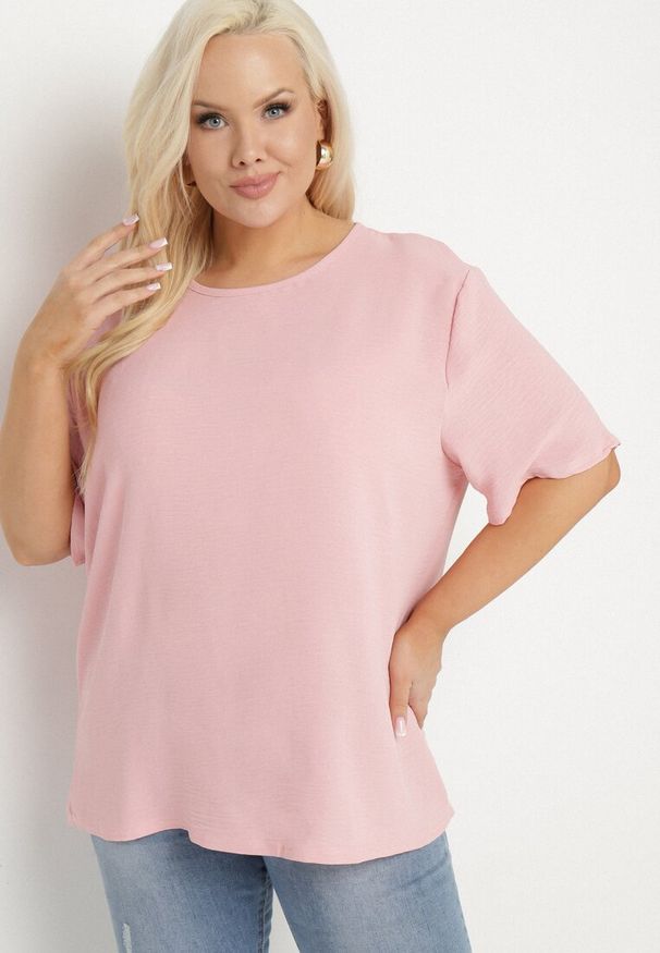Born2be - Różowa Klasyczna Bluzka z Krótkim Rękawem Nilbia. Okazja: na co dzień, na spotkanie biznesowe, do pracy. Kolekcja: plus size. Kolor: różowy. Materiał: jeans. Długość rękawa: krótki rękaw. Długość: krótkie. Styl: klasyczny
