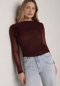 Born2be - Bordowa Bluzka Siateczkowa z Marszczeniem i Kwiatową Aplikacją Nelimor. Okazja: na co dzień. Kolor: czerwony. Materiał: bawełna, jeans. Wzór: aplikacja, kwiaty. Styl: casual, elegancki #1