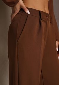 Renee - Brązowe Szerokie Spodnie High Waist z Gumką w Pasie Eternel. Okazja: na spotkanie biznesowe. Stan: podwyższony. Kolor: brązowy. Materiał: jedwab. Styl: elegancki, biznesowy