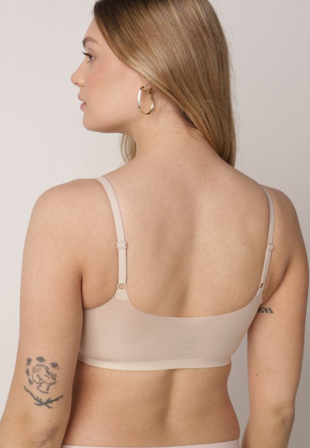 Born2be - Beżowy Bezszwowy Biustonosz Bez Fiszbin z Usztywnianymi Miseczkami Leavessa. Kolor: beżowy. Wzór: gładki