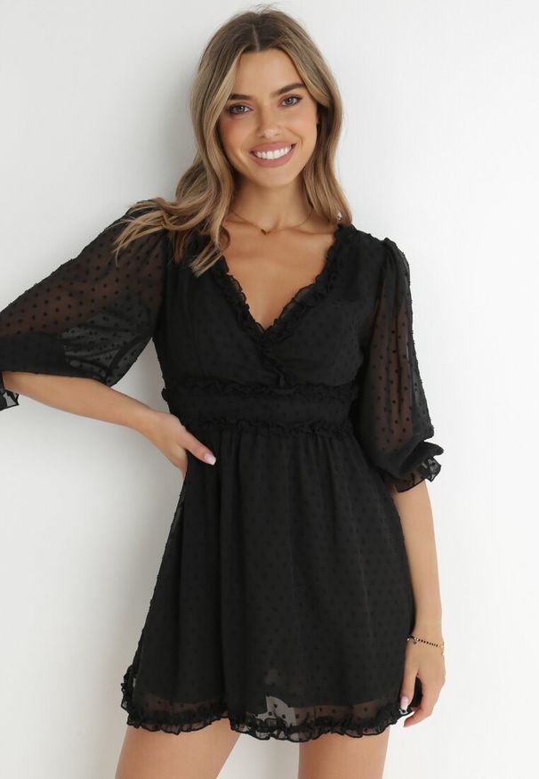 Born2be - Czarna Sukienka Taphionis. Typ kołnierza: kołnierz z falbankami. Kolor: czarny. Materiał: tkanina. Typ sukienki: kopertowe. Długość: mini