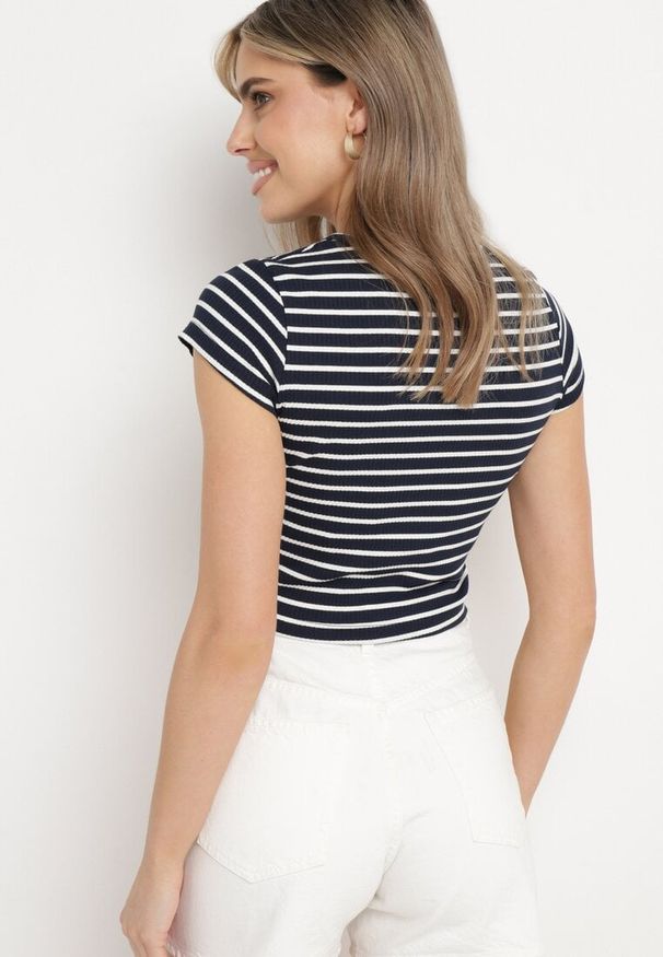 Born2be - Granatowo-Biały Bawełniany T-shirt Prążkowany o Krótkim Kroju Quedara. Okazja: na co dzień. Kolor: niebieski. Materiał: prążkowany, bawełna. Długość: krótkie. Styl: casual, klasyczny