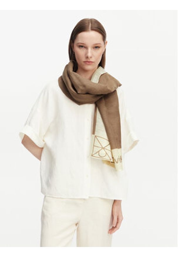 Calvin Klein Szal Linen Blend Emblem Pareo Scarf LV04F9021G Beżowy. Kolor: beżowy. Materiał: len