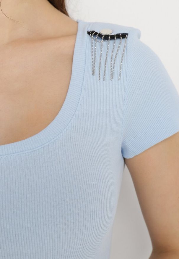 Born2be - Jasnoniebieska Bawełniana Bluzka z Ozdobnymi Pagonami i Krótkim Rękawem Maelwina. Okazja: na co dzień. Kolor: niebieski. Materiał: bawełna. Długość rękawa: krótki rękaw. Długość: krótkie. Styl: casual, elegancki