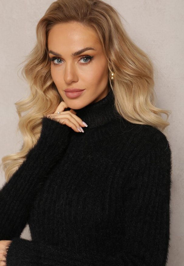 Renee - Czarny Golf z Puchatego Materiału z Wełną i Długim Rękawem Geolla. Typ kołnierza: golf. Kolor: czarny. Materiał: materiał, wełna. Długość rękawa: długi rękaw. Długość: długie. Wzór: jednolity. Sezon: zima, jesień