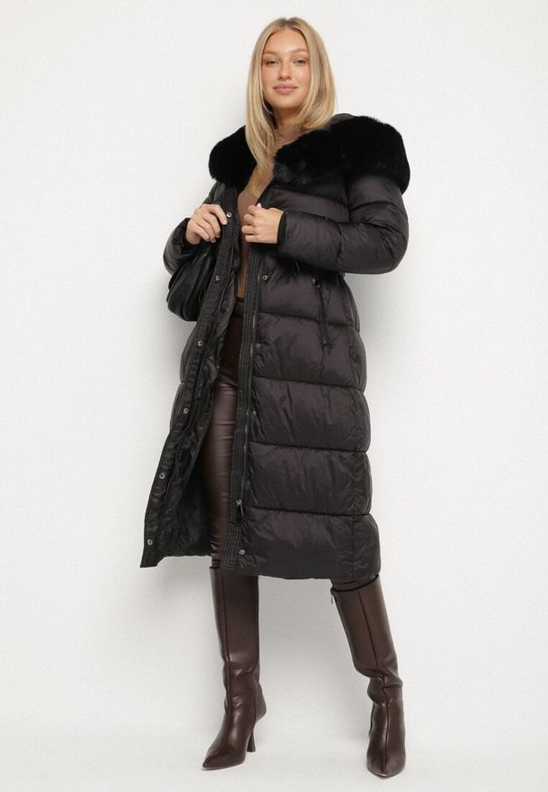 Born2be - Czarna Długa Kurtka Puchowa z Pikowanymi Przeszyciami i Kapturem z Futrem Zevea. Okazja: na spacer, na co dzień. Kolor: czarny. Materiał: futro, puch. Długość: długie. Styl: casual, elegancki