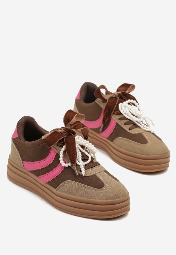 Born2be - Brązowe Sneakersy w Stylu Tenisówek na Grubej Podeszwie z Tłoczeniem i Perłami Asortte. Okazja: na co dzień. Kolor: brązowy. Materiał: jeans