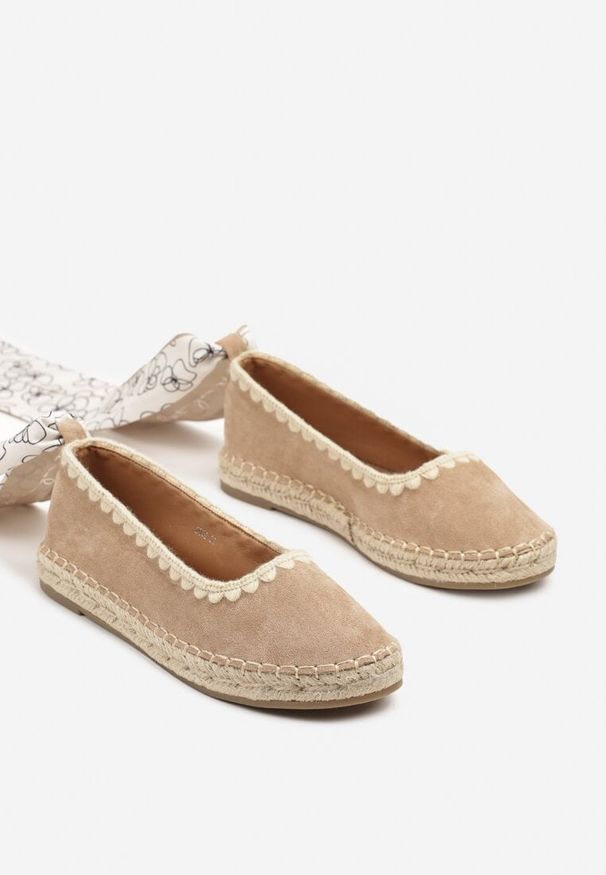 Renee - Ciemnobeżowe Espadryle ze Wzorzystym Wiązaniem Przy Kostce Zdobione Plecionką Lortevia. Okazja: na co dzień. Kolor: beżowy. Materiał: zamsz. Wzór: aplikacja. Obcas: na obcasie. Styl: boho, elegancki, casual. Wysokość obcasa: niski