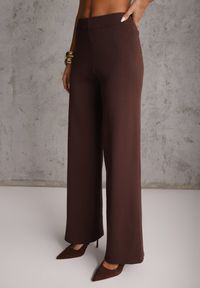 Renee - Brązowy Komplet z Wiskozą Szerokie Spodnie i Kamizelka z Aplikacjami 3D Hirimi. Kolor: brązowy. Materiał: wiskoza. Wzór: aplikacja #5