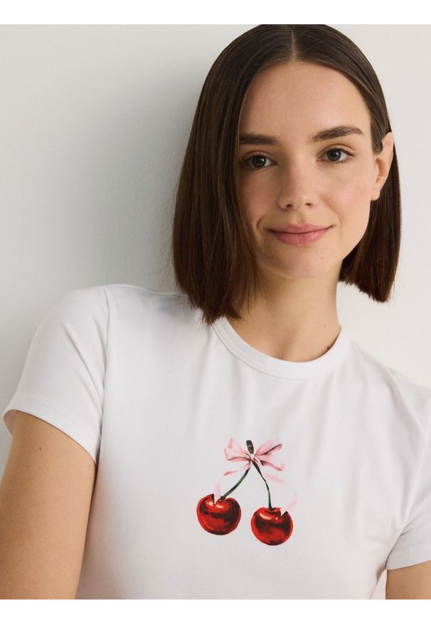 Reserved - T-shirt regular z nadrukiem - biały. Kolor: biały. Materiał: dzianina, bawełna. Wzór: nadruk