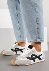 Born2be - Białe Sneakersy Ozdobione Geometrycznym Motywem Ardetia. Okazja: na co dzień. Kolor: biały. Materiał: jeans. Wzór: aplikacja, geometria
