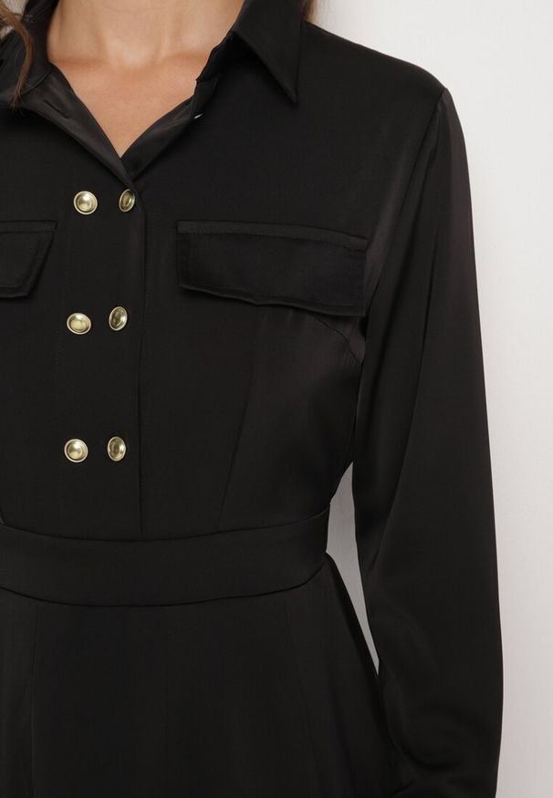 Born2be - Czarna Rozkloszowana Sukienka o Koszulowym Kroju z Imitacją Kieszeni i Gumką w Talii Rizza. Okazja: na co dzień. Kolor: czarny. Typ sukienki: koszulowe. Styl: casual, klasyczny, elegancki, wizytowy