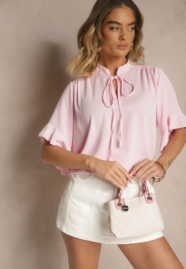 Renee - Różowa Bluzka z Falbanami i Wiązaniem Fadeassa. Okazja: na co dzień. Kolor: różowy. Sezon: lato, wiosna. Styl: casual