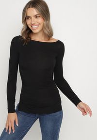 Born2be - Czarna Bluzka z Wiskozą i Marszczeniem Furitta. Okazja: na co dzień. Kolor: czarny. Materiał: wiskoza. Styl: klasyczny, casual