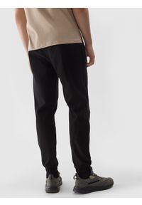 4f - Spodnie casual joggery męskie - czarne. Kolor: czarny. Materiał: tkanina, elastan, materiał, bawełna. Wzór: jednolity