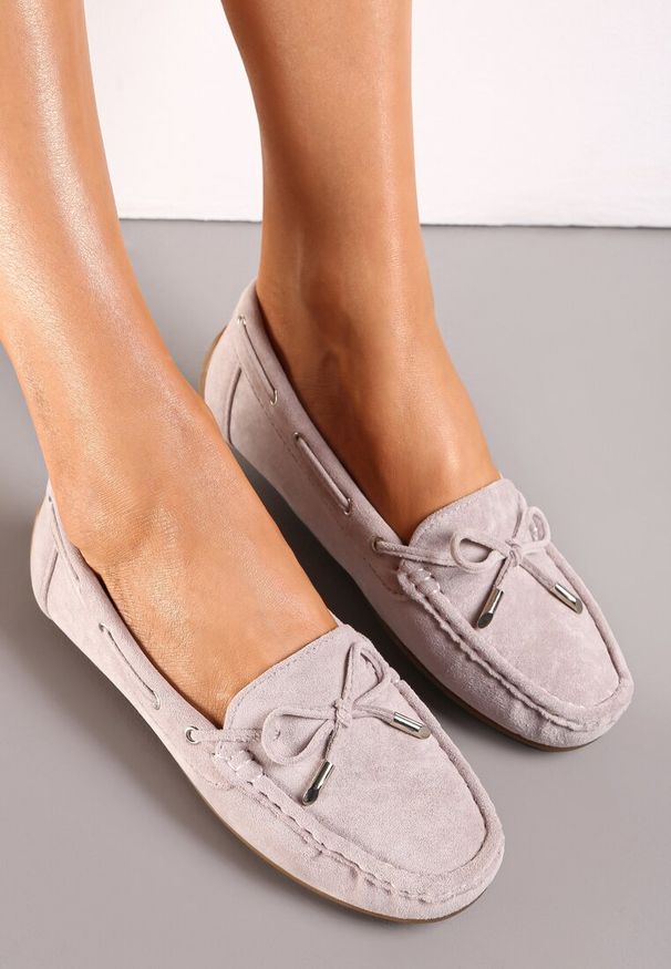 Renee - Jasnofioletowe Mokasyny z Cholewką przed Kostkę z Przeszyciami i Ozdobną Kokardką Yaledia. Okazja: na co dzień, na spotkanie biznesowe. Wysokość cholewki: przed kostkę. Kolor: fioletowy. Materiał: jeans. Szerokość cholewki: normalna. Wzór: aplikacja. Obcas: na płaskiej podeszwie. Styl: casual, biznesowy, elegancki