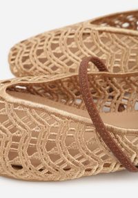 Born2be - Beżowe Ażurowe Balerinki z Imitacji Plecionki z Paskiem Naeraea. Okazja: na co dzień. Zapięcie: pasek. Kolor: brązowy. Materiał: len. Wzór: ażurowy. Sezon: wiosna, lato. Styl: casual, klasyczny #3